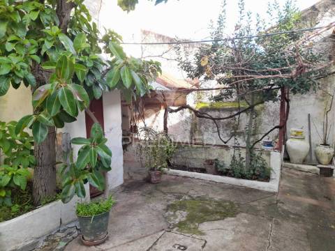 Moradia t5 em pias com quintal e garagem