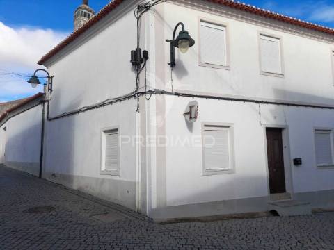 Moradia t5 em pias com quintal e garagem