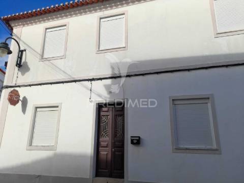 Moradia t5 em pias com quintal e garagem