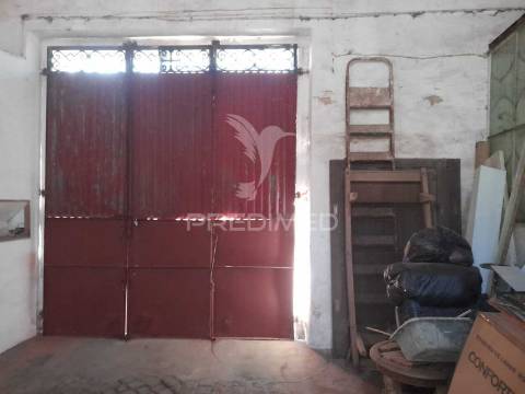 Moradia t5 em pias com quintal e garagem