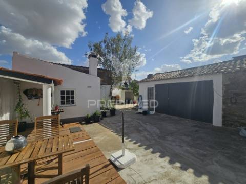 Moradia renovada em santa bárbara de padrões