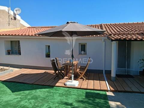 Moradia renovada em santa bárbara de padrões