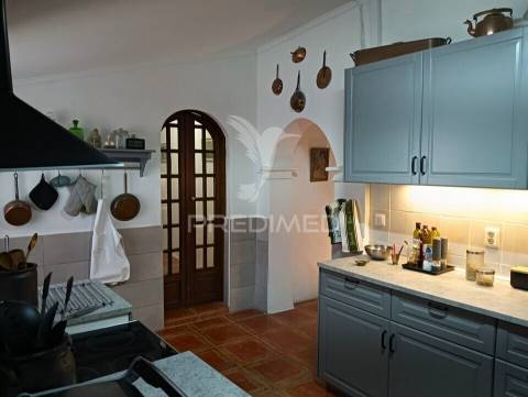 Moradia renovada em santa bárbara de padrões