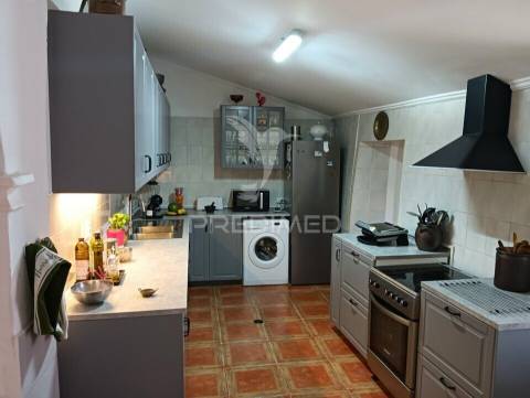 Moradia renovada em santa bárbara de padrões