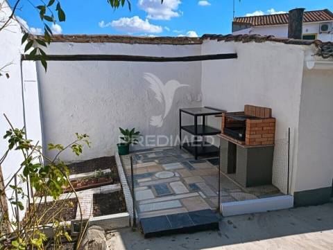 Moradia renovada em santa bárbara de padrões