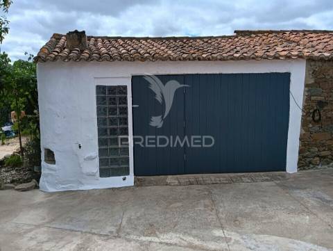 Moradia renovada em santa bárbara de padrões