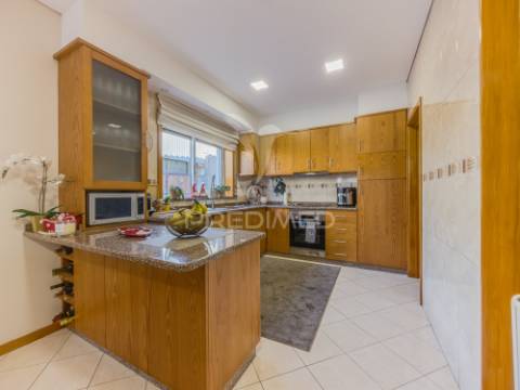 Moradia t3+1 térrea com jardim e área exterior