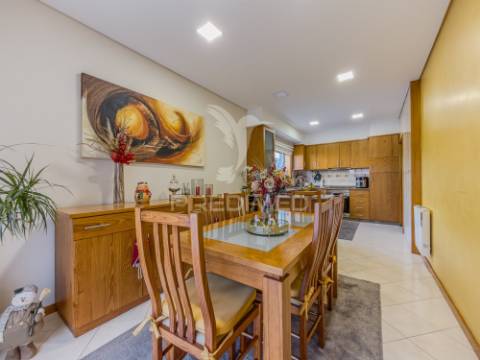 Moradia t3+1 térrea com jardim e área exterior