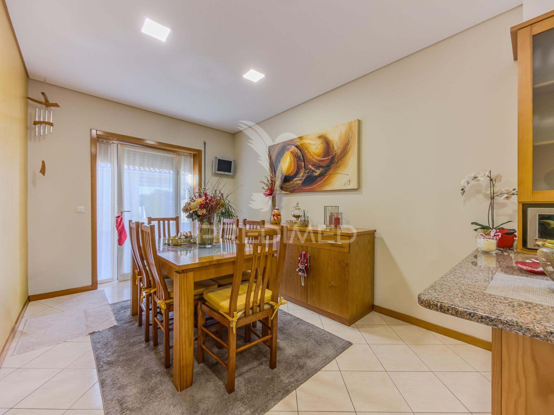 Moradia t3+1 térrea com jardim e área exterior