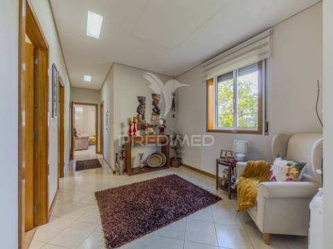 Moradia t3+1 térrea com jardim e área exterior