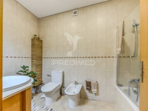 Moradia t3+1 térrea com jardim e área exterior