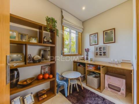 Moradia t3+1 térrea com jardim e área exterior