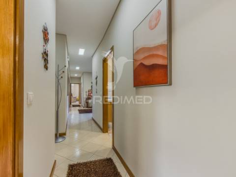 Moradia t3+1 térrea com jardim e área exterior