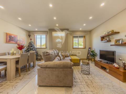 Moradia t3+1 térrea com jardim e área exterior