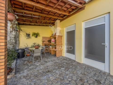 Moradia t3+1 térrea com jardim e área exterior