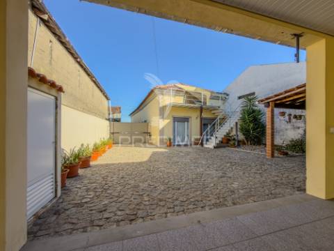 Moradia t3+1 térrea com jardim e área exterior