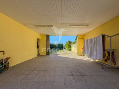 Moradia t3+1 térrea com jardim e área exterior