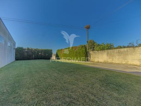 Moradia t3+1 térrea com jardim e área exterior