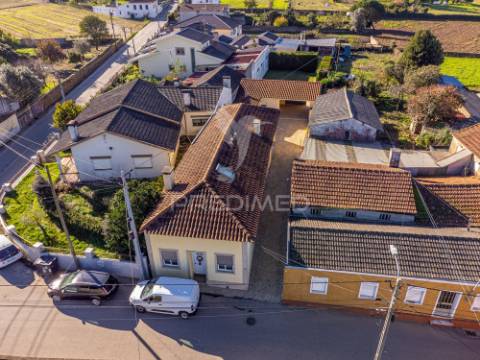 Moradia t3+1 térrea com jardim e área exterior