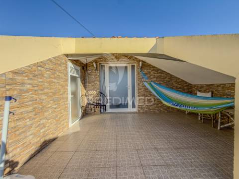 Moradia t3+1 térrea com jardim e área exterior