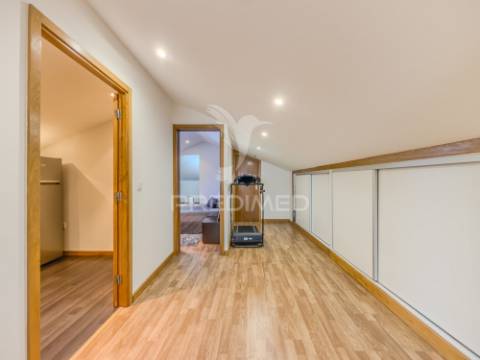 Moradia t3+1 térrea com jardim e área exterior