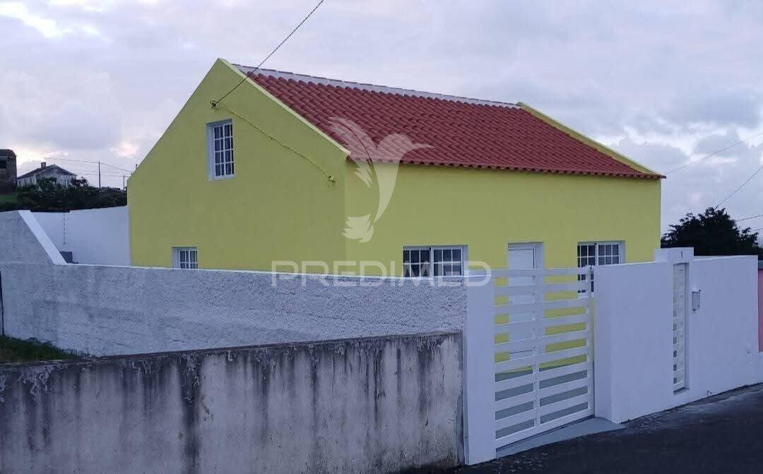 Moradia t2 totalmente renovada – vila nova, praia da vitória