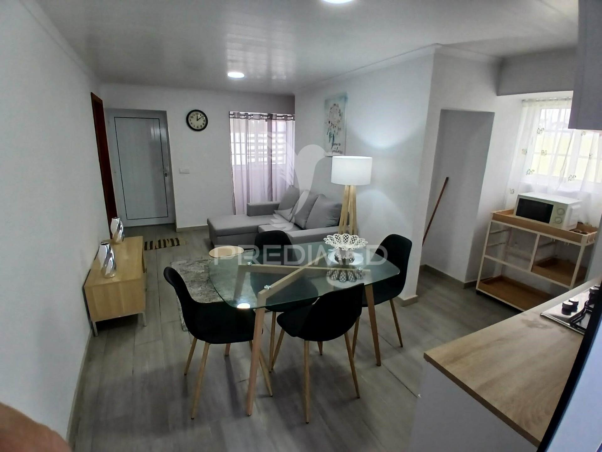 Moradia t2 totalmente renovada – vila nova, praia da vitória