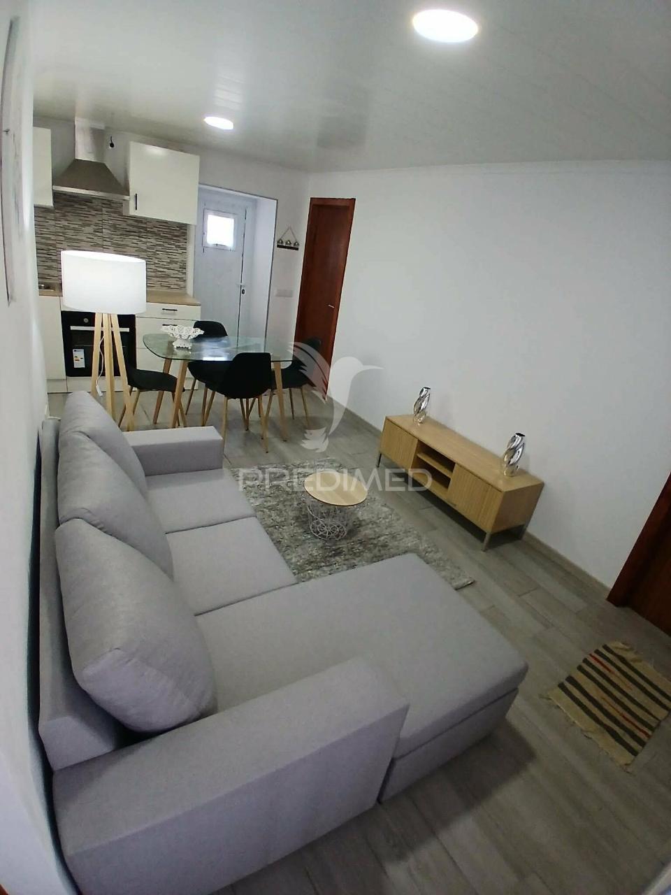 Moradia t2 totalmente renovada – vila nova, praia da vitória