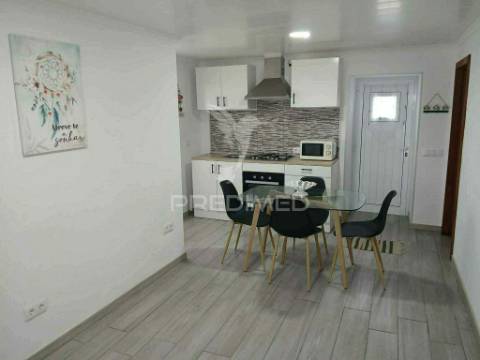 Moradia t2 totalmente renovada – vila nova, praia da vitória