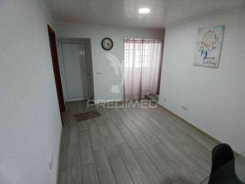 Moradia t2 totalmente renovada – vila nova, praia da vitória