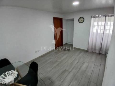 Moradia t2 totalmente renovada – vila nova, praia da vitória