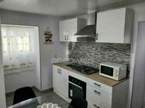 Moradia t2 totalmente renovada – vila nova, praia da vitória