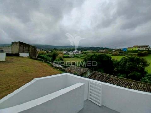 Moradia t2 totalmente renovada – vila nova, praia da vitória