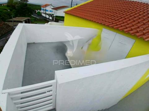 Moradia t2 totalmente renovada – vila nova, praia da vitória