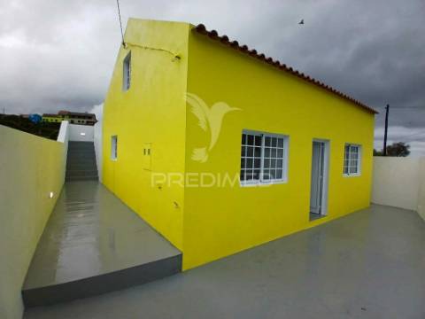 Moradia t2 totalmente renovada – vila nova, praia da vitória