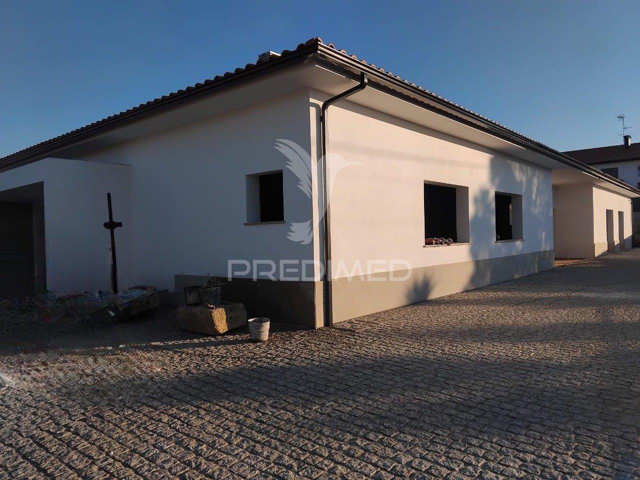 ? moradia de arquitetura moderna em construção | cortes – monção