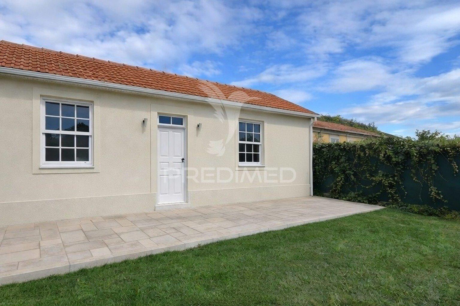 Quatro casas para restauro junto ao centro da cidade, mesão frio guimarães