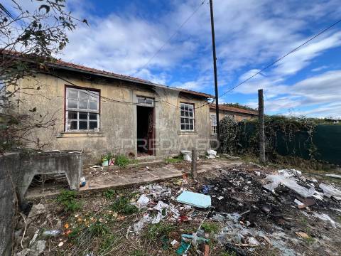 Quatro casas para restauro junto ao centro da cidade, mesão frio guimarães