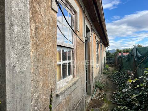 Quatro casas para restauro junto ao centro da cidade, mesão frio guimarães