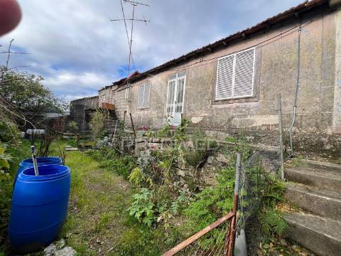Quatro casas para restauro junto ao centro da cidade, mesão frio guimarães