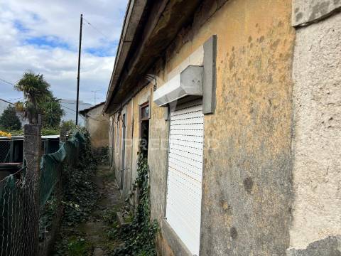Quatro casas para restauro junto ao centro da cidade, mesão frio guimarães