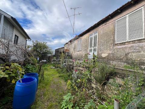 Quatro casas para restauro junto ao centro da cidade, mesão frio guimarães