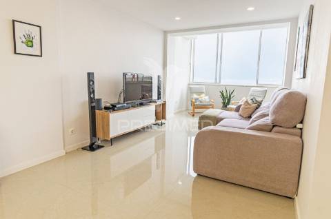 Oportunidade! apartamento remodelado t3 em cacilhas com vista rio tejo