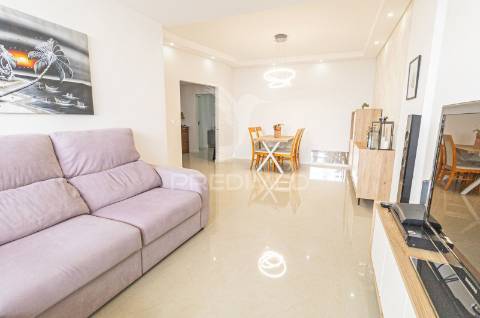 Oportunidade! apartamento remodelado t3 em cacilhas com vista rio tejo