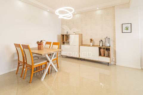 Oportunidade! apartamento remodelado t3 em cacilhas com vista rio tejo