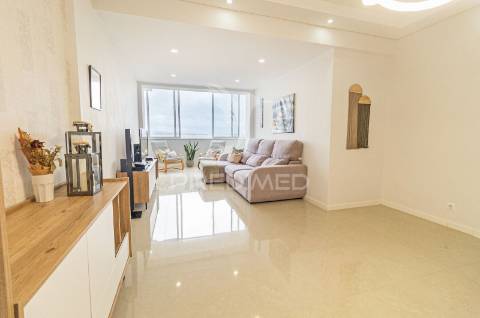 Oportunidade! apartamento remodelado t3 em cacilhas com vista rio tejo