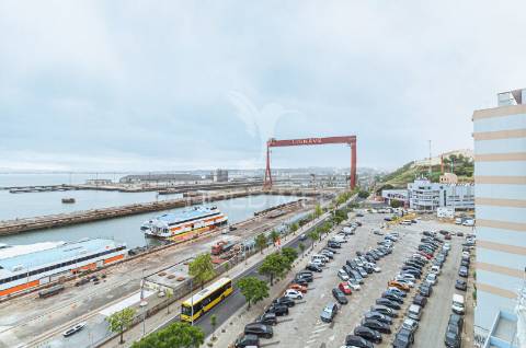 Oportunidade! apartamento remodelado t3 em cacilhas com vista rio tejo