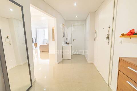 Oportunidade! apartamento remodelado t3 em cacilhas com vista rio tejo