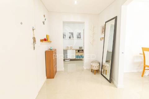 Oportunidade! apartamento remodelado t3 em cacilhas com vista rio tejo