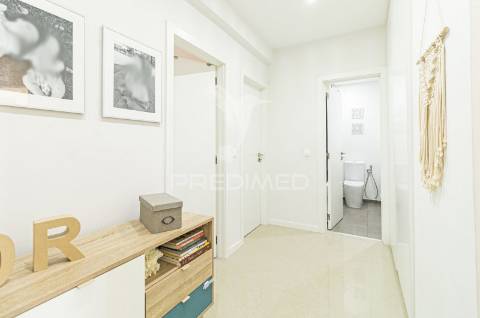 Oportunidade! apartamento remodelado t3 em cacilhas com vista rio tejo